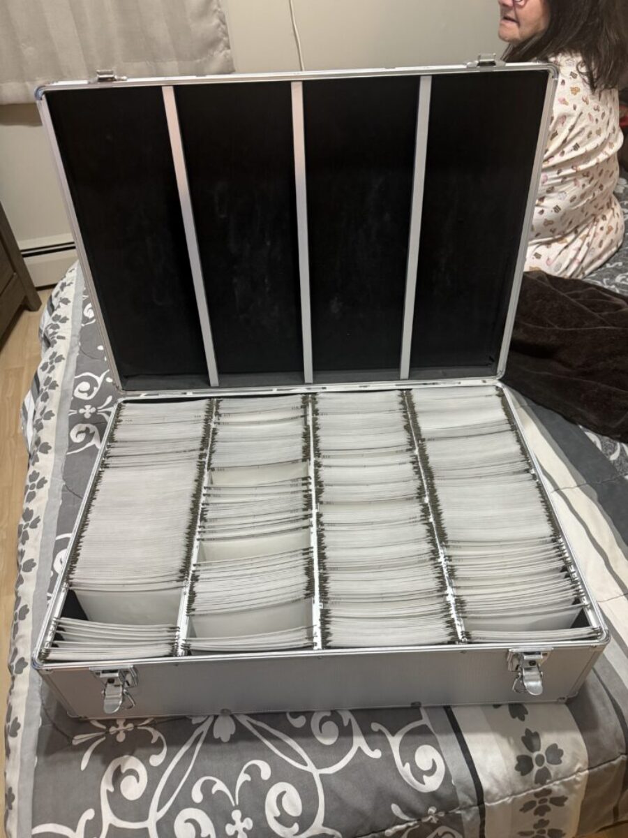 Cd/dvd case holds a thousand