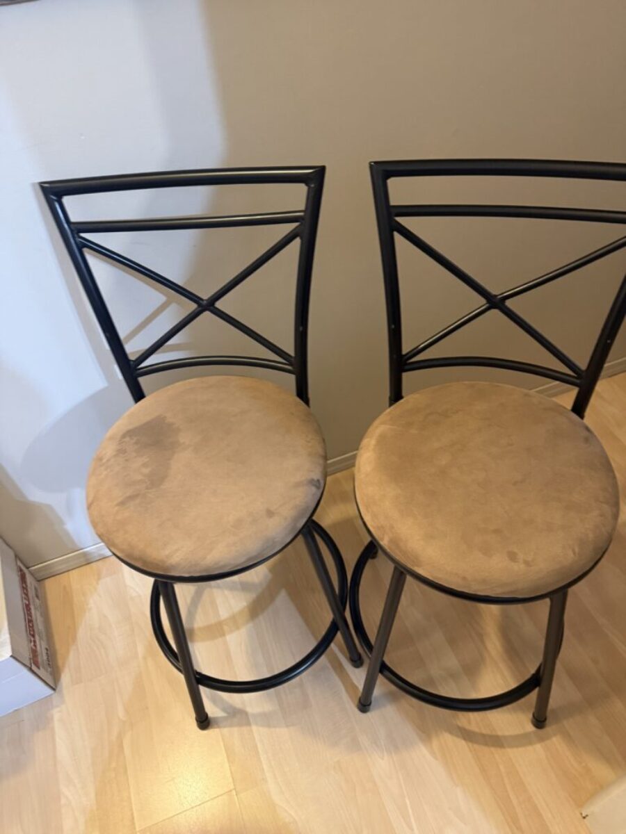 2 bar stools