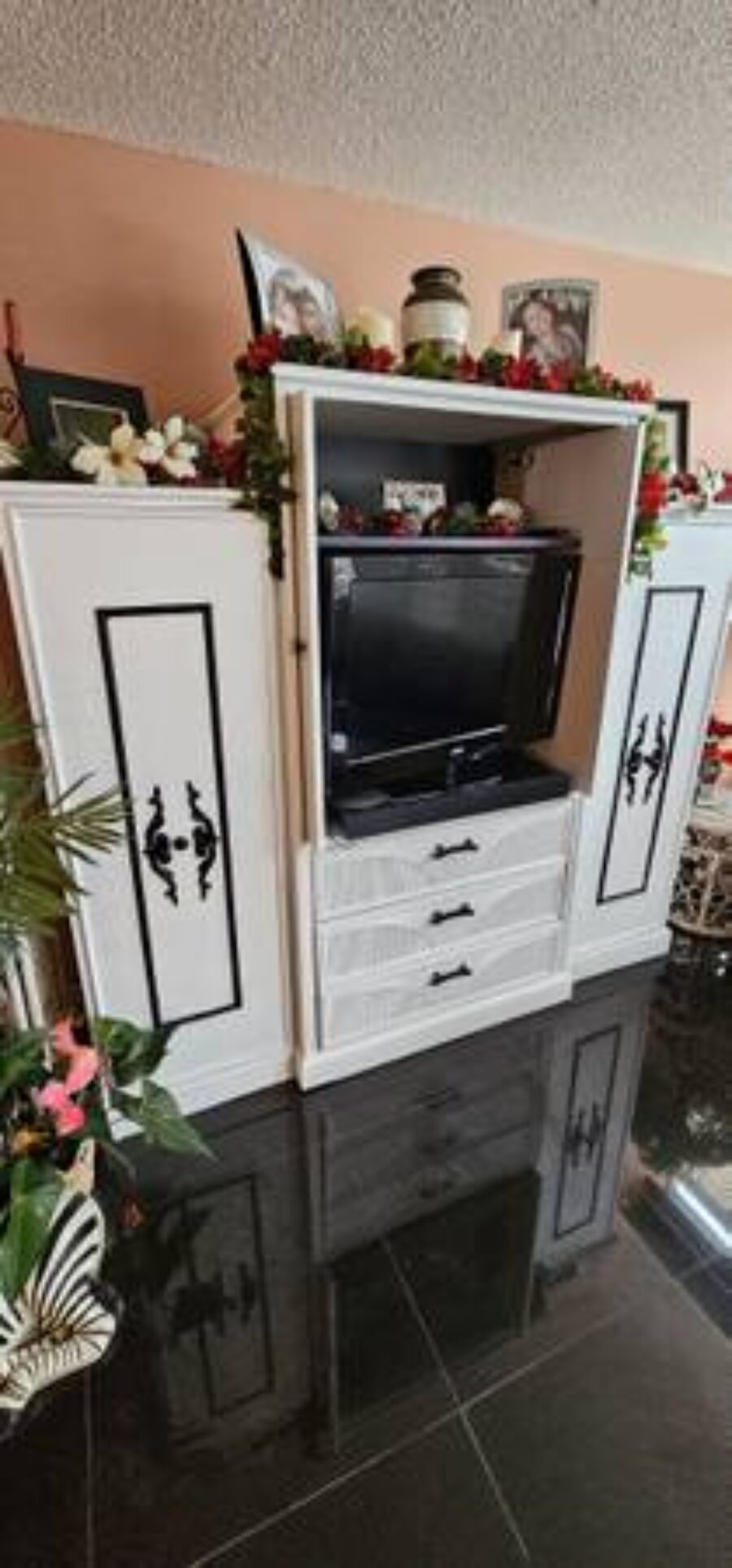 TV Hutch and storage w/ 32″ RCA TV