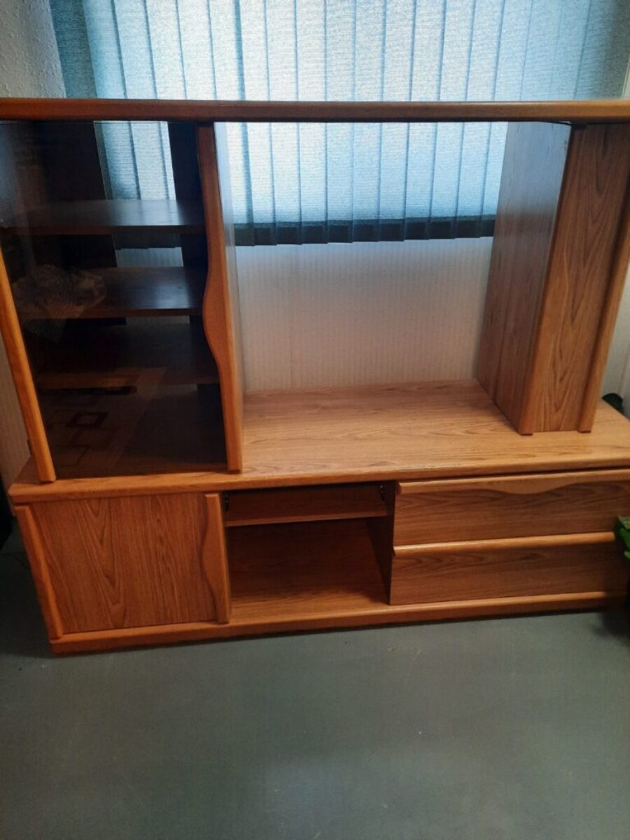 Entertainment unit/TV stand