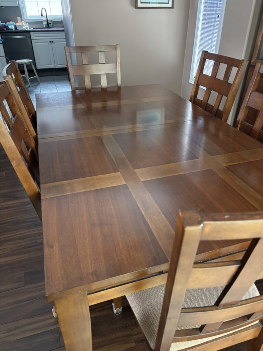 Table with 6 chairs plus leaf