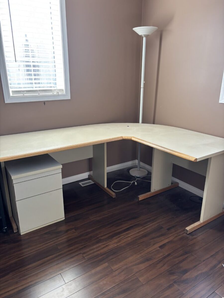 Corner computer desk