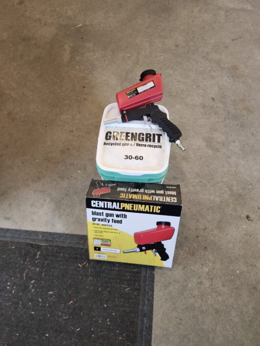 Mini sandblaster with 50 lbs of grit