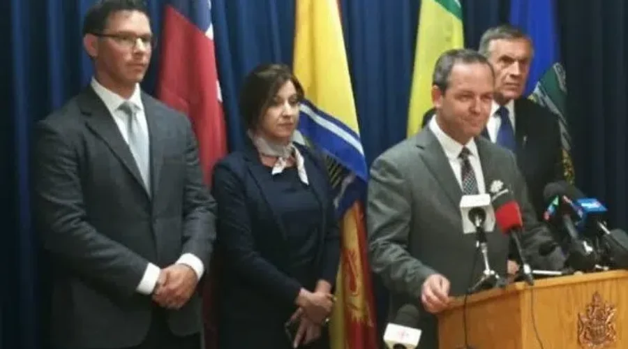 EAwkEjeXUAU2DWP-1 Ontario Continue Carbon-Tax Fight