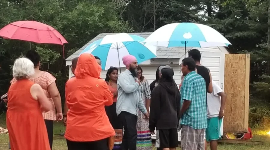 jagmeet-singh-crowd-1 NDP Leader Visits Neskantaga To Witness Water Crisis