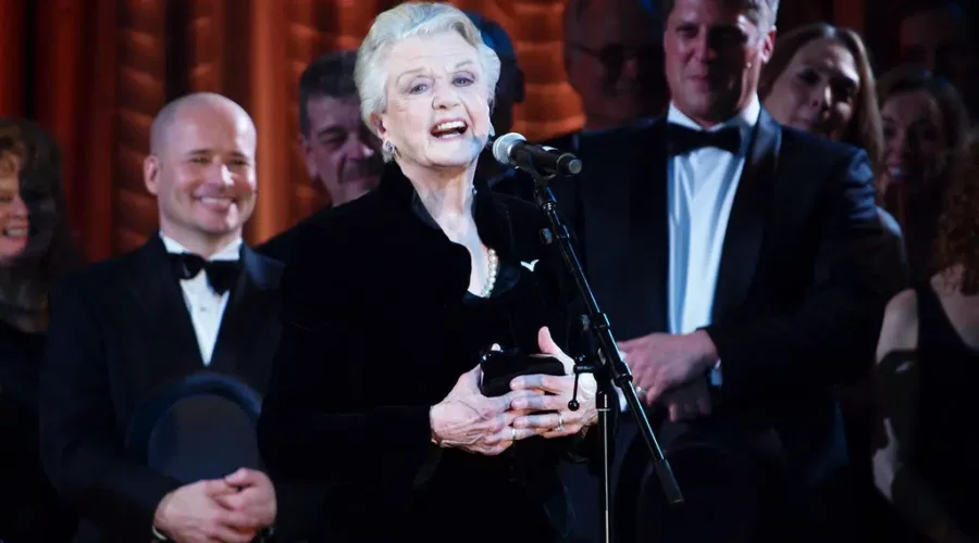 4365817472_eb493f472e_b Angela Lansbury Passes Away