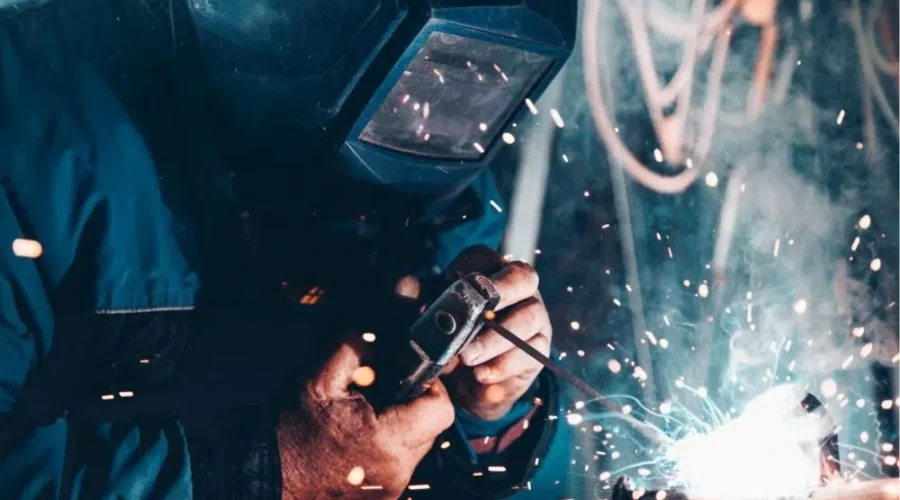 welder-unsplash-e1667570018203 Canadian Economy Adds 108,000 Jobs In October