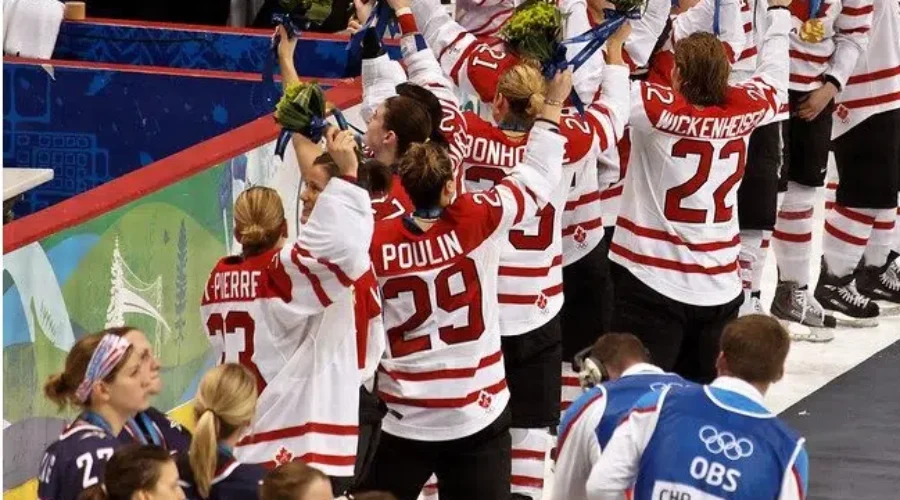 Female hockey player makes history by winning Northern Star Award