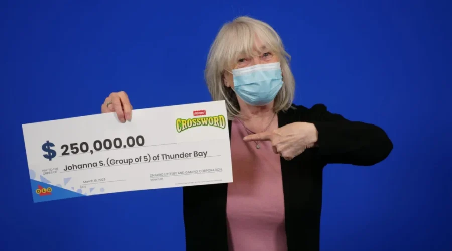 crossword-deluxe-ig3350-25000000-johanna-silvestri-group-of-5-of-thunder-bay-scaled-1 Family of 5 win $250K through instant lottery