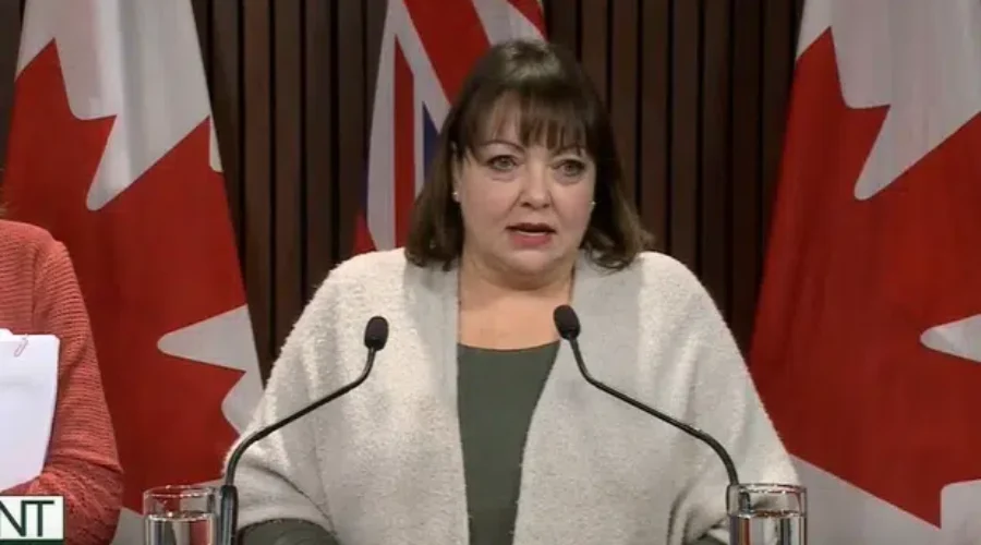 Gov’t accused of deregulating health care professionals