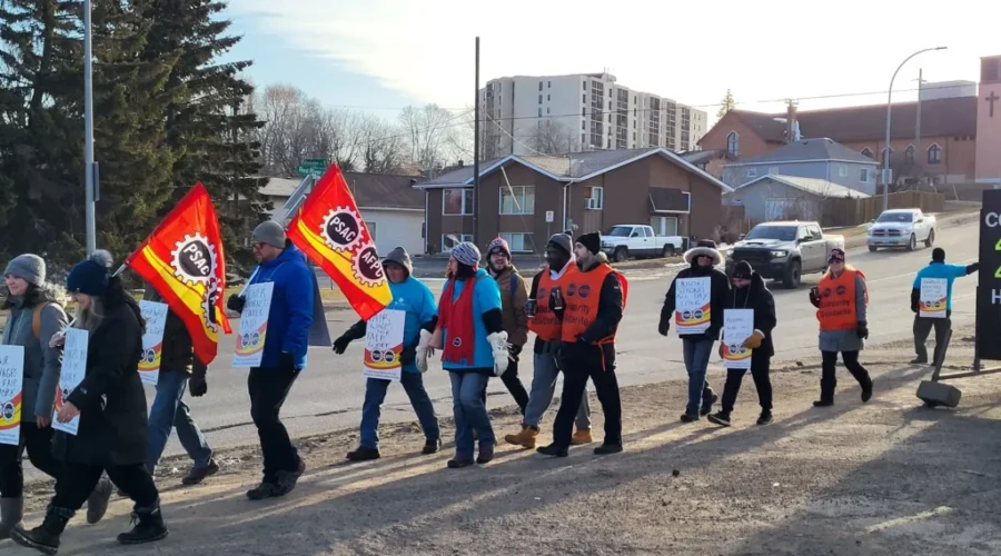 Picketers hit the lines in Northwestern Ontario