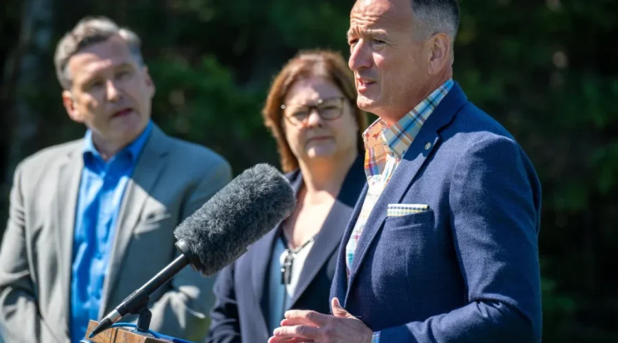 rickford-and-stefanson Rickford applauds Manitoba decision to twin Highway 1