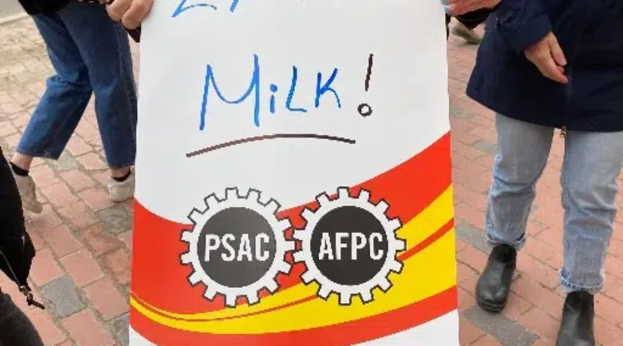 psac-sign-awd Government of Canada approves collective agreements for PSAC workers