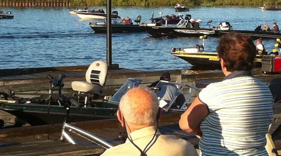 fort-frances-bass-2012-boating-leaving-10 No change atop FFCBC after day two