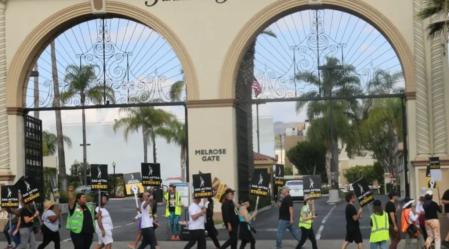 sag-aftra-strike-nov-7-2023-via-sag-aftra-twitter Actor strike suspended as tentative deal reached