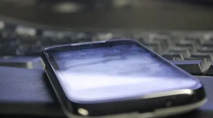 cellphone-on-a-computer-1 Most Canadians support banning cell phones in public schools: survey