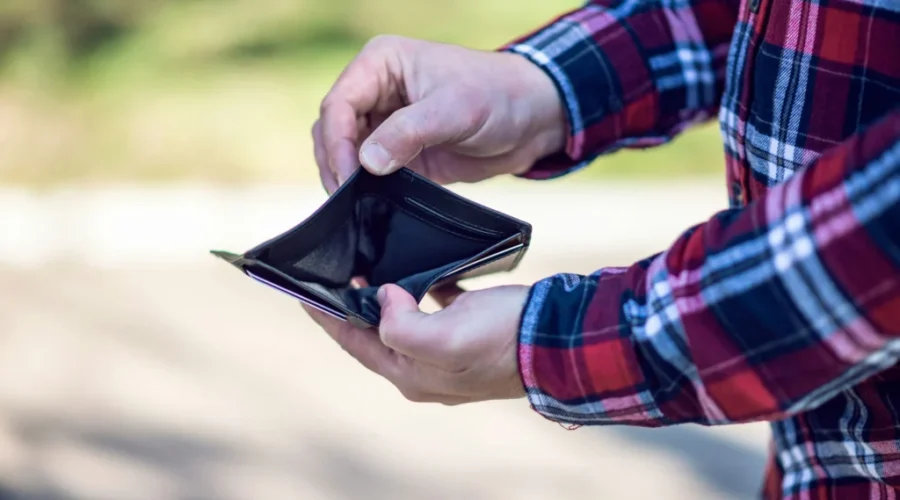 LLp_CJpxSBc-scaled-1 Canadians concerned about rising living expenses