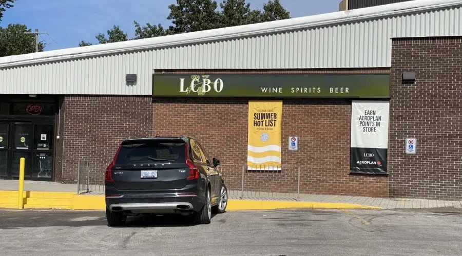 lcbo-kenora OPSEU members at LCBO on strike