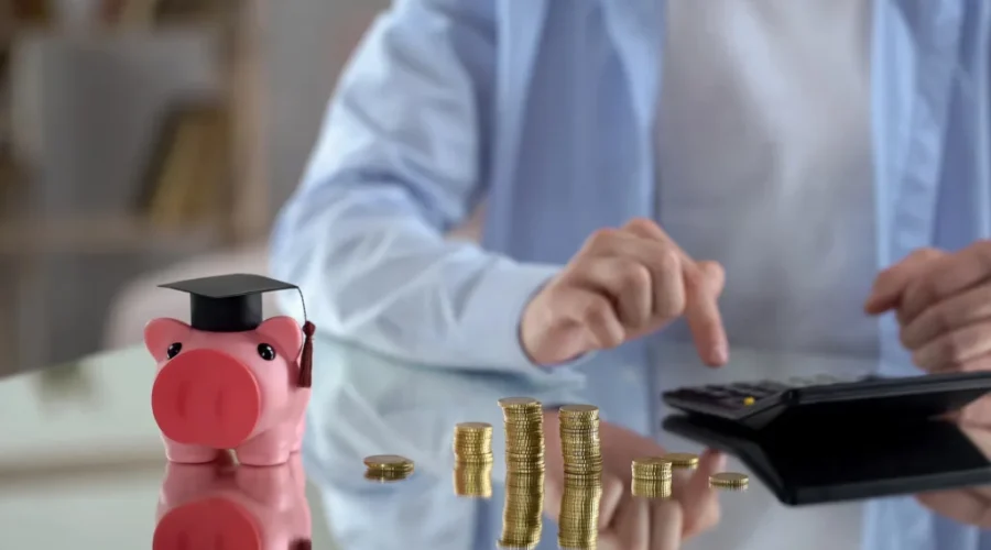 232723078 Many students anticipate needing family assistance: survey