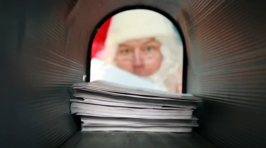 Canada Post makes sure Santa gets his mail