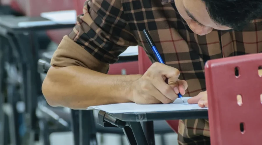90073472 Ontario colleges avoid strike, classes to continue as scheduled