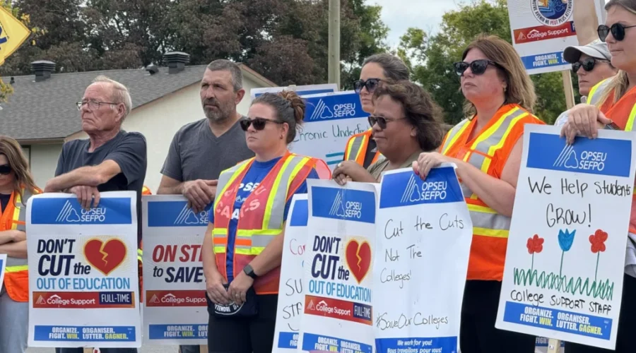 OPSEU rallies outside Thunder Bay MPP’s office