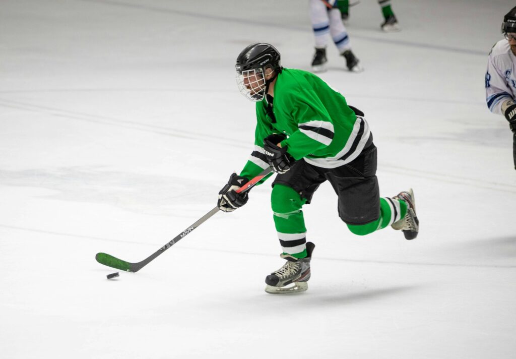 photography of man playing ice hockey