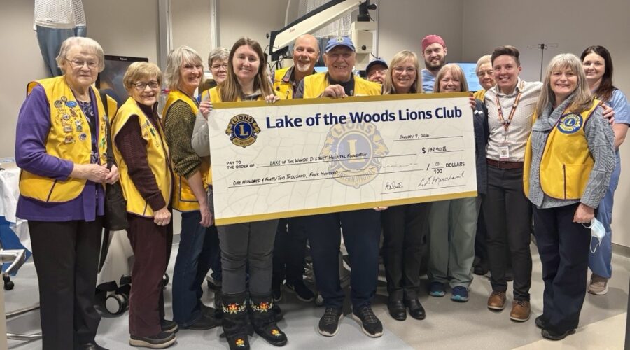 Lions Club Cheque presentation Lions donate to cataract surgery equipment