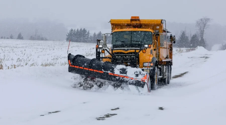 snow plow New Manitoba traffic laws mandate more space for snowplows, cyclists