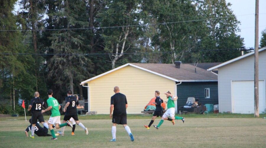 sco1 Favot And Macrae Lead Hurricanes To Semi-Final Win